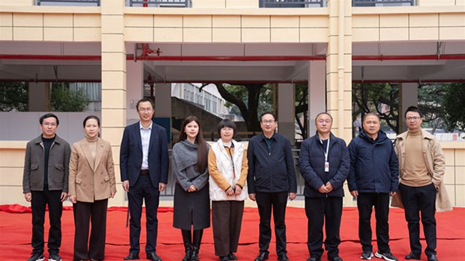 火苗助学基金会理事长蒋利菊为衡阳市八中睿学楼揭牌
