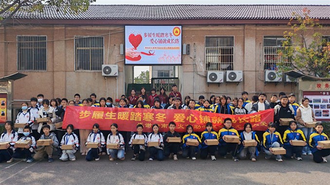 火苗助学基金会理事长蒋利菊带队赴衡南多校送温暖