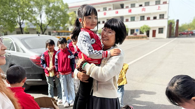 暖心走访托起山区孩子求学梦