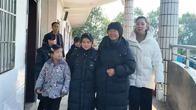 火苗助学基金会冬日慰问暖童心