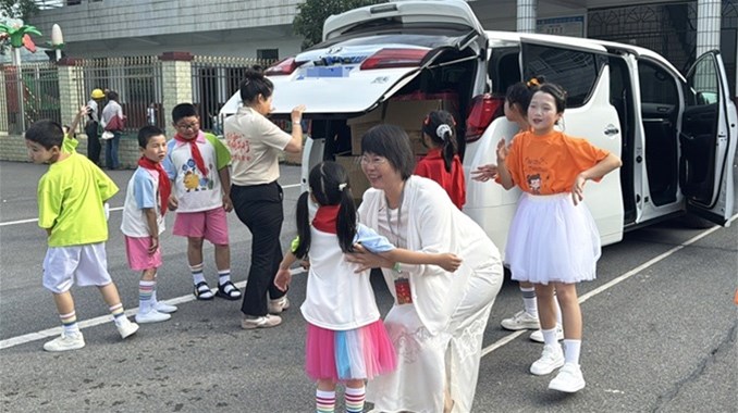 爱心火苗照亮求学路——蒋利菊理事长与铁市小学的七年守护​