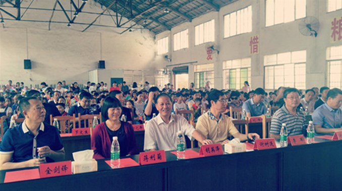 爱心扶贫助学 情暖贫困学子