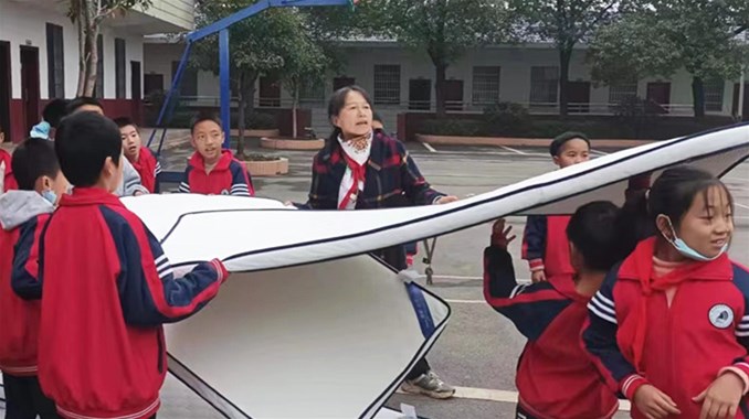 冬日送温暖，情谊暖人心