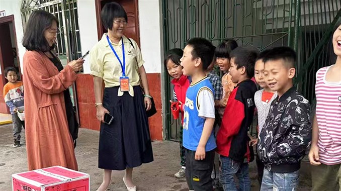火苗助学基金会暖心慰问铁市完小