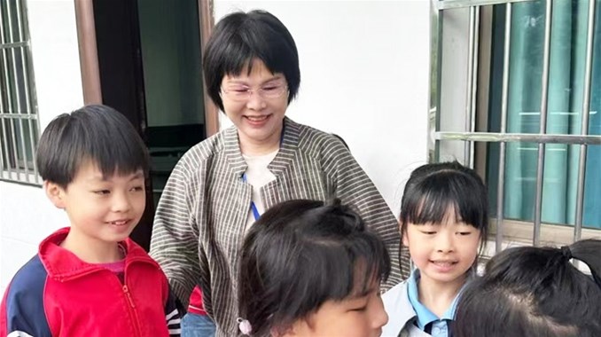 蒋利菊理事长走访慰问铁市完小