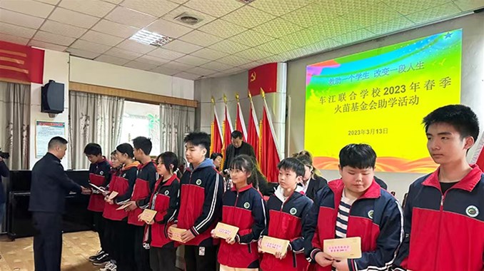 春日校园的温暖接力