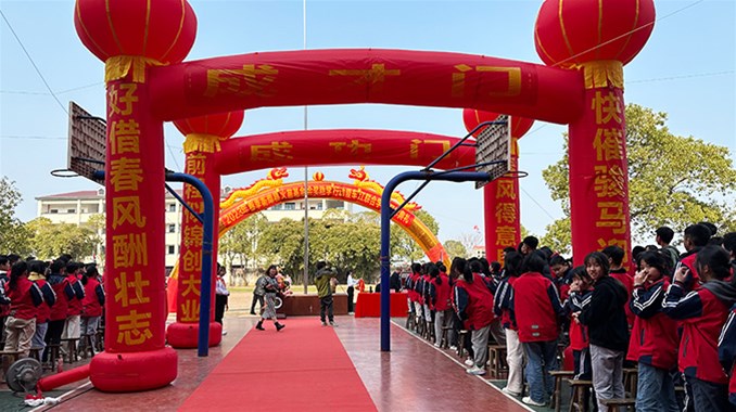 “火苗”彰大爱 奖学寄深情