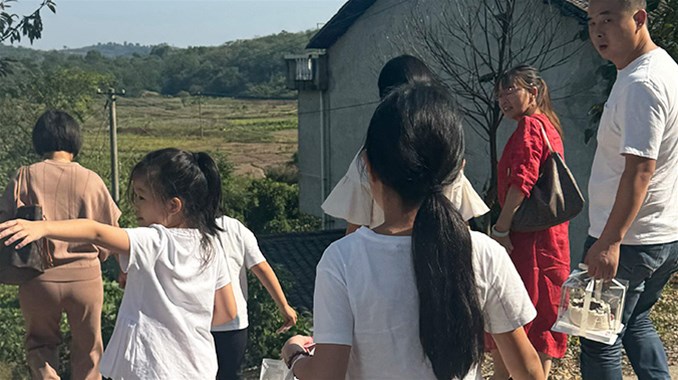 祖孙同走扶贫路 国庆深山送温情